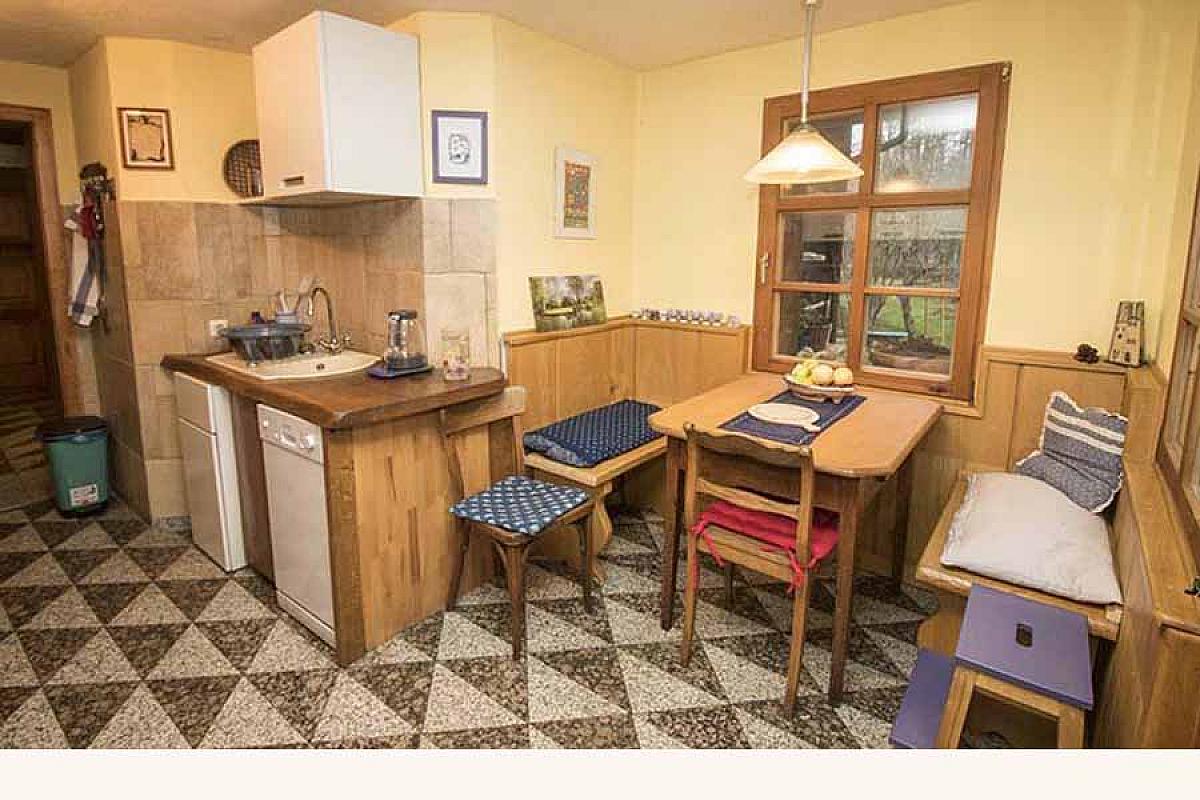 Ferienhaus am Fließ - hexenhaus-kueche-sitzecke
