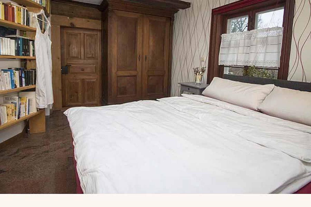 Ferienhaus am Fließ - hexenhaus-schlafzimmer-erdgeschoss-eingang