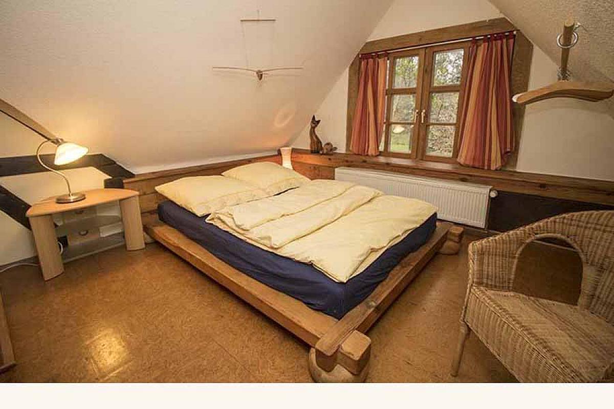 Ferienhaus am Fließ - hexenhaus-schlafzimmer-obergeschoss-fenster-2
