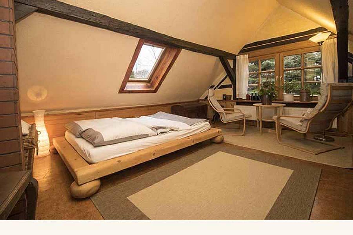 Ferienhaus am Fließ - hexenhaus-schlafzimmer-obergeschoss-sitzbereich1