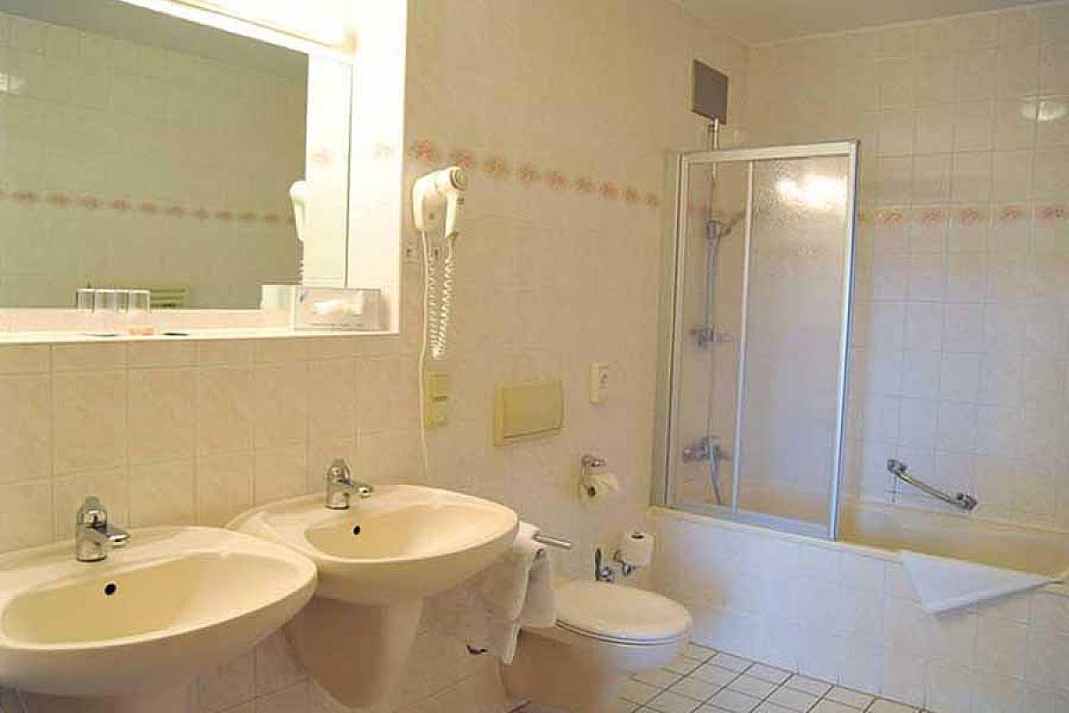 hotel-spreewaldeck-bad-dusche-badewanne