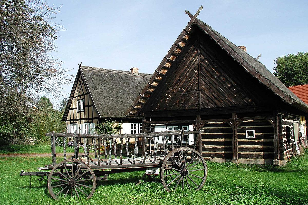 Museum des Landkreises Oberspreewald-Lausitz - spreewaldhaus-giebel-schlangenkopf-leiterwagen-freilandmuseum-lehde-pa130936