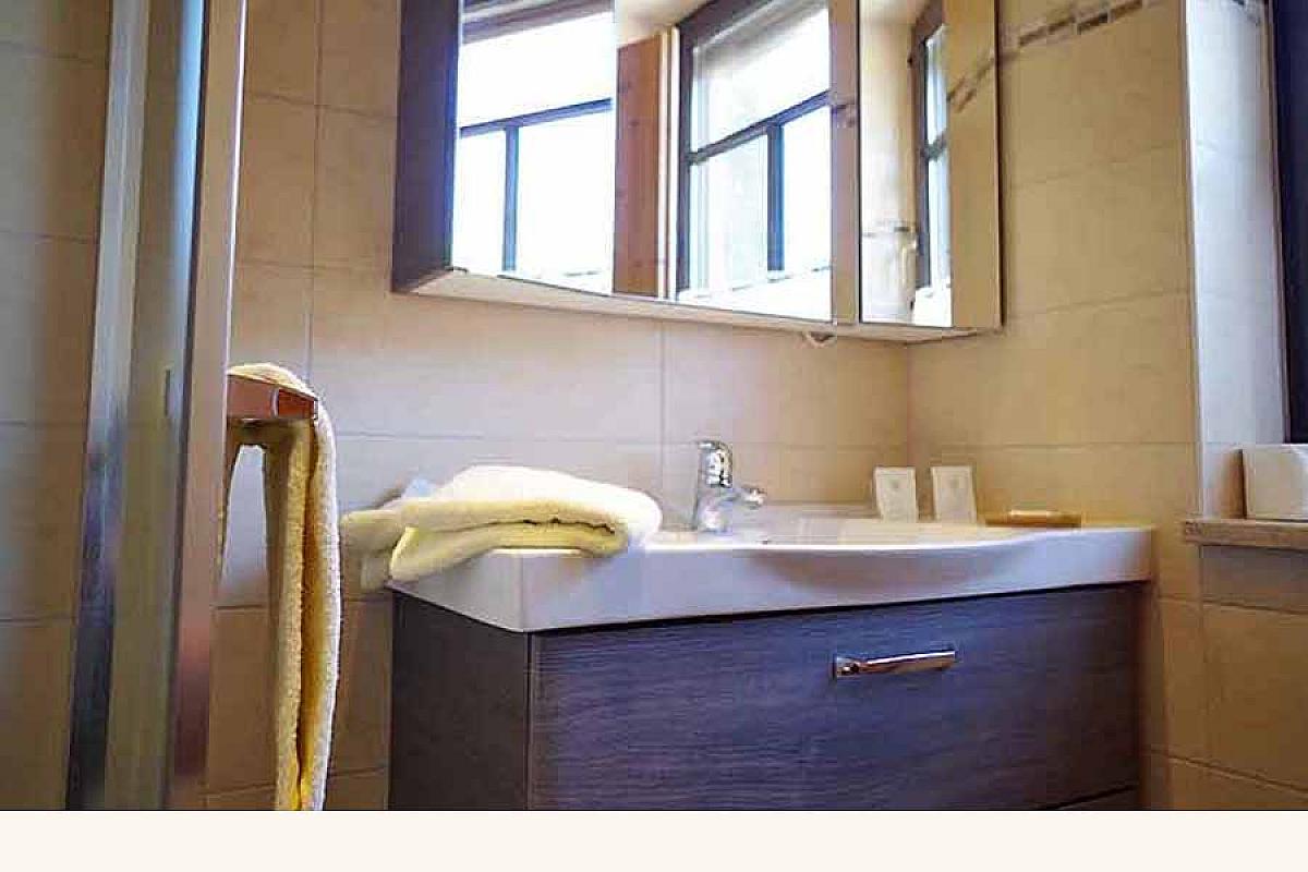 Landgasthof Ochseneck - waschtisch-doppelzimmer-landgasthof-ochseneck-aod-20180703-7194