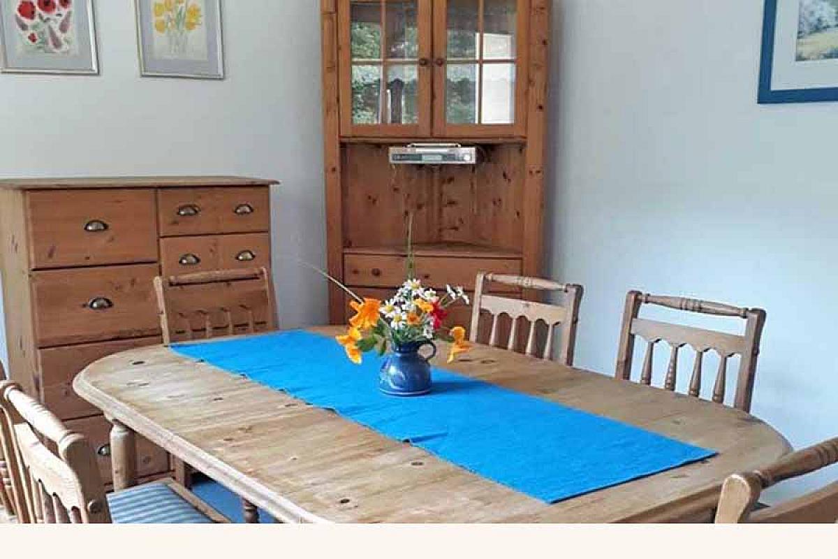 Ferienhaus am Wasser in Trebatsch - ferienhaus-am-wasser-in-tauche-esstisch-wohnzimmer