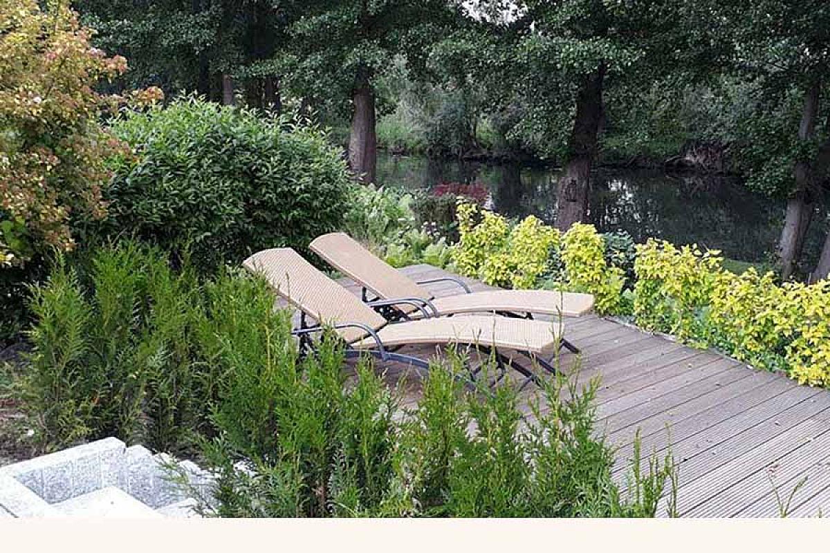 Ferienhaus am Wasser in Trebatsch - ferienhaus-am-wasser-in-tauche-liegestuehle-wasser