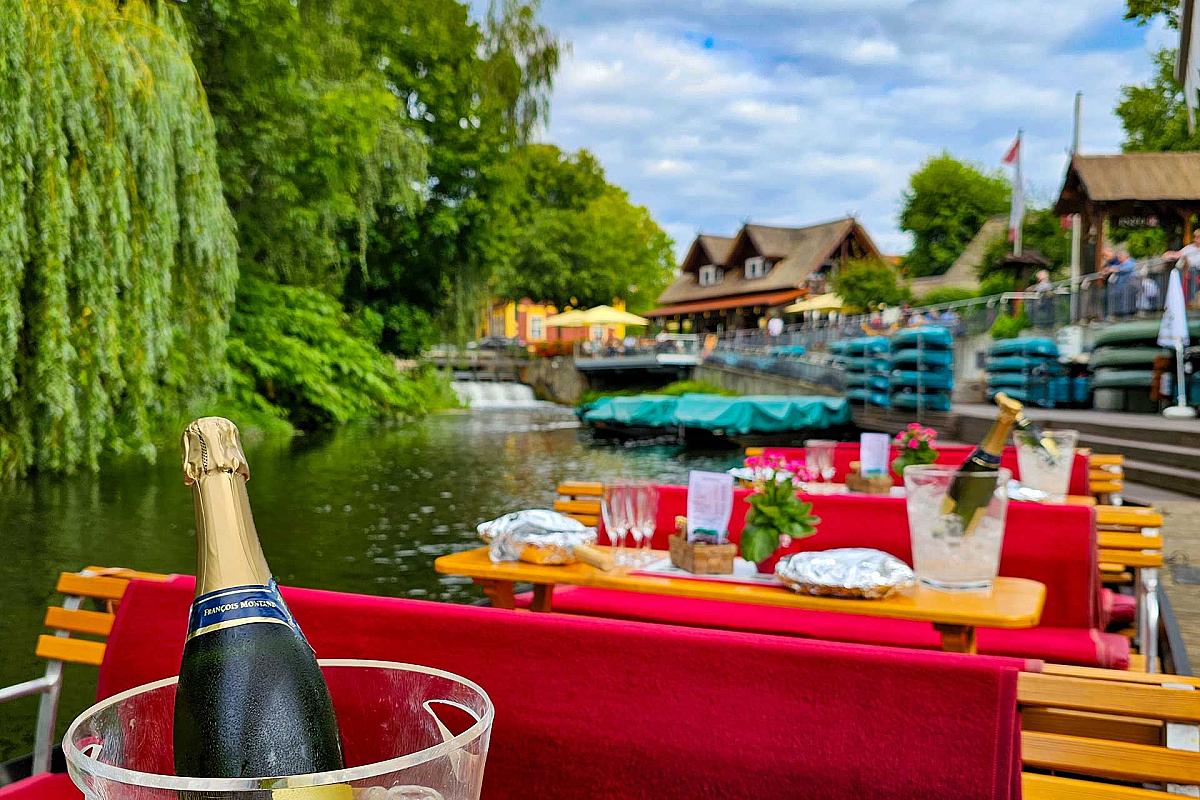 Bild Weingenuss auf dem Kahn in Burg (Spreewald)