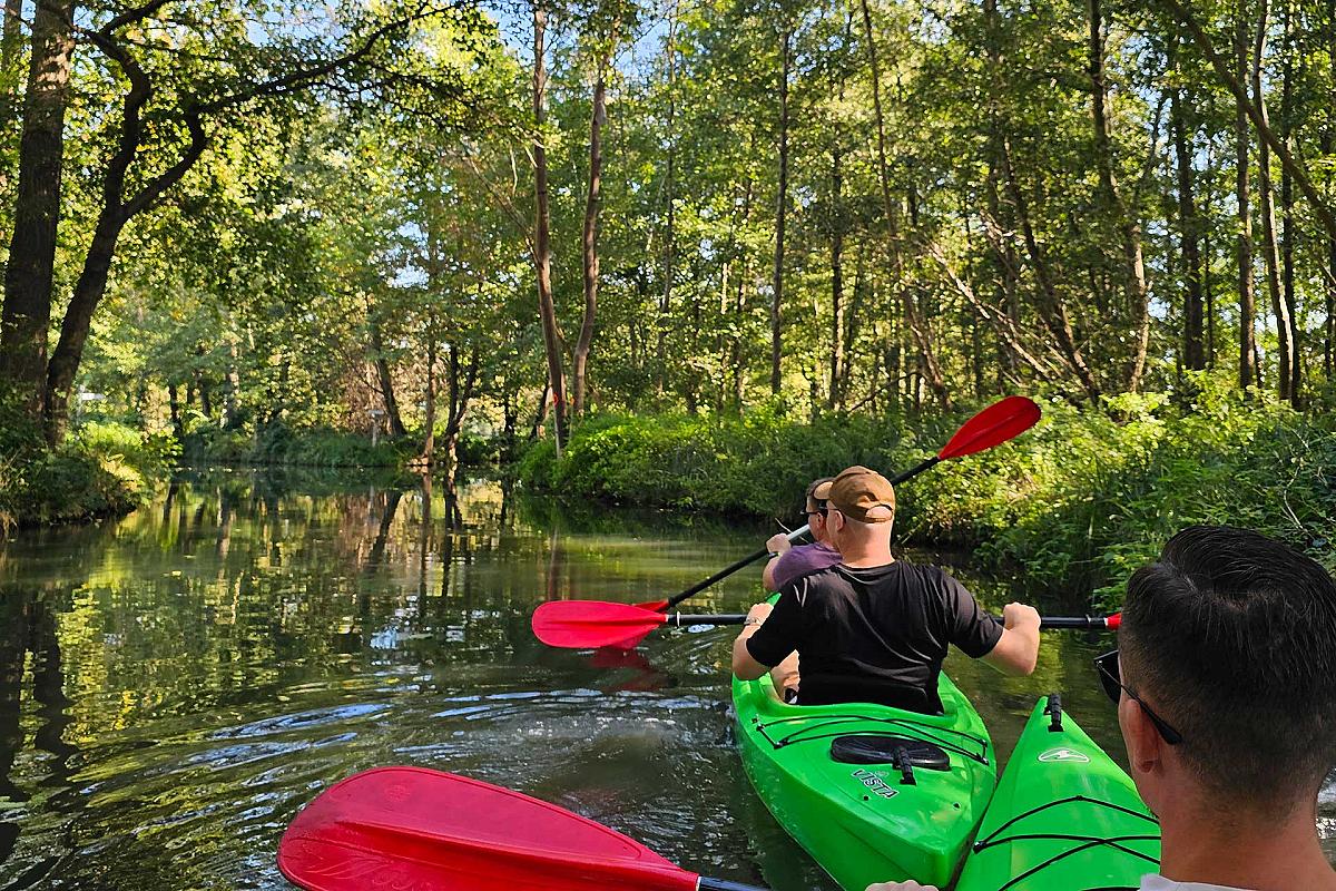 Spreehafen Burg - Paddler im grünen 2er Kajak