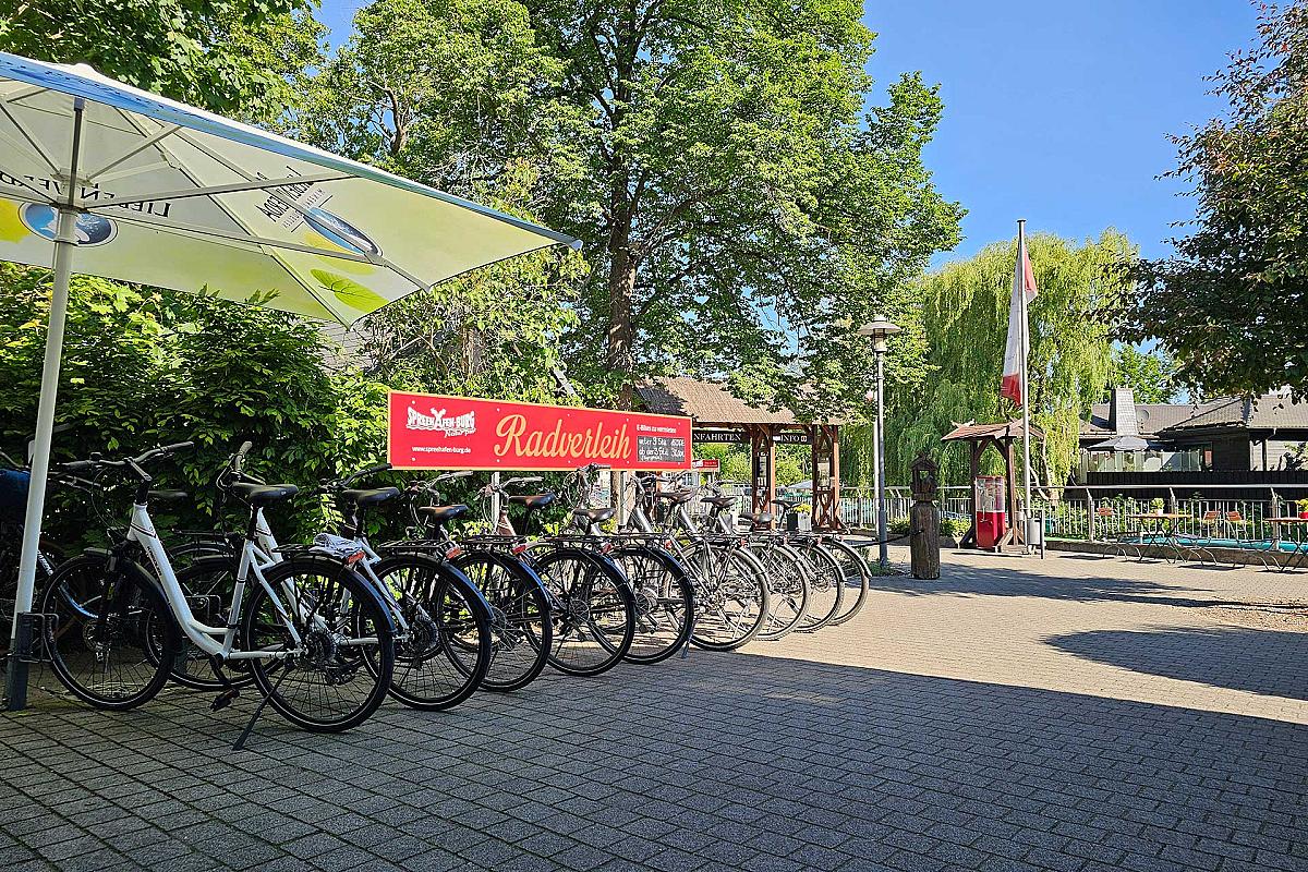 Spreehafen Burg - E-Bikes und Tourenräder stehen am Fahrradverleih am Hafen