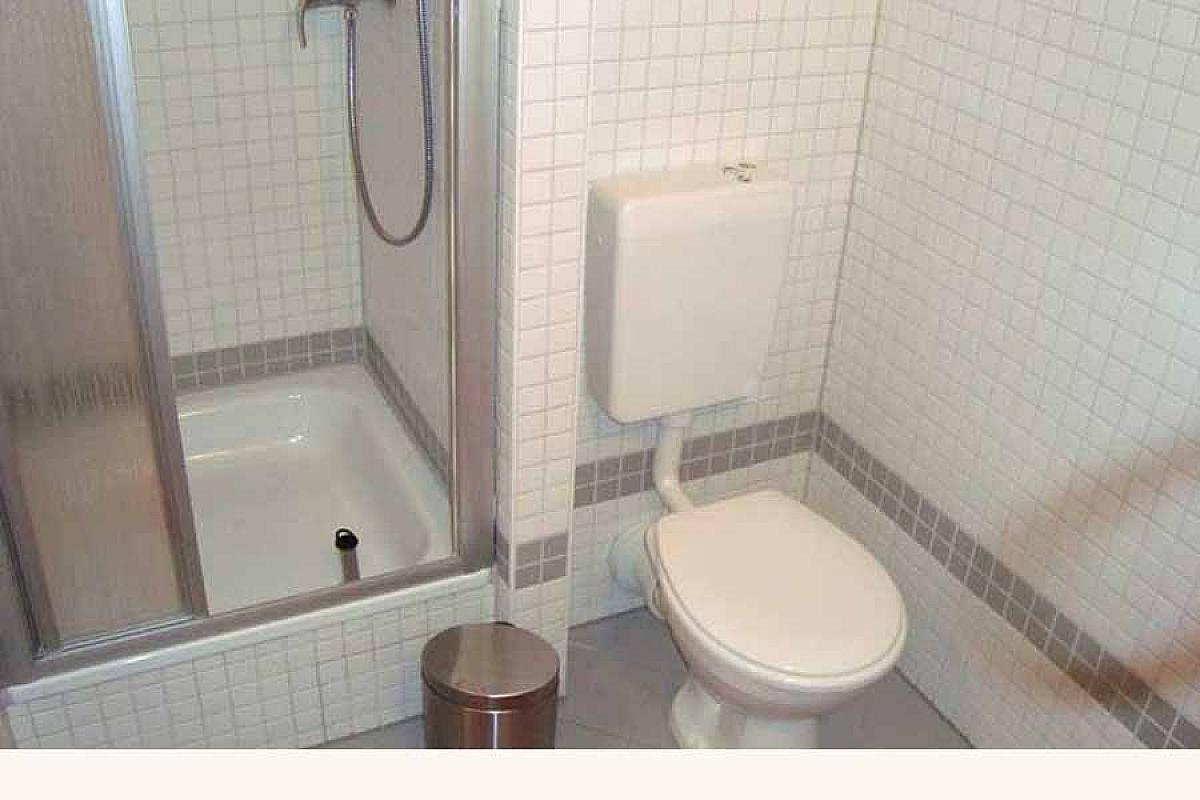 Gästehaus der HÜFA an der Uni - uni-cottbus-gaestehaus-bad-mit-dusche