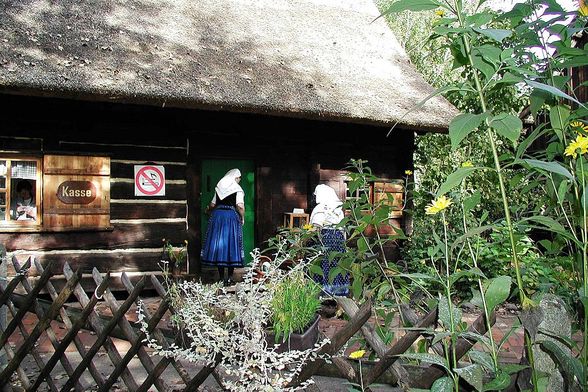 Museum des Landkreises Oberspreewald-Lausitz - frauen-spreewaldtracht-freilandmuseum-lehde-pa130912