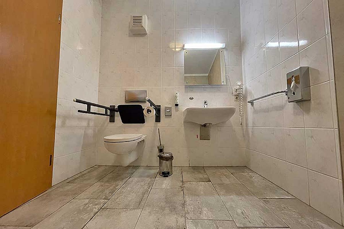 doppelzimmer-rollstuhlgerecht-barrierefrei-bad_sia_20240710_10