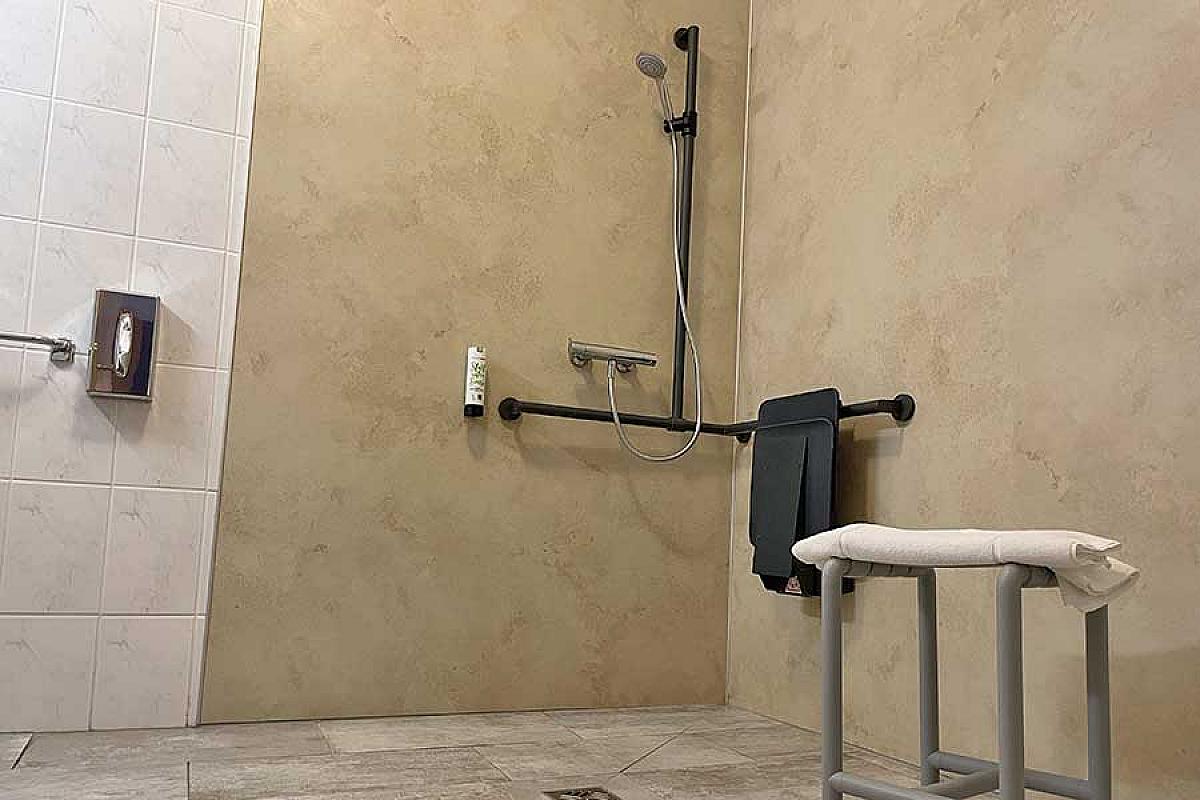 Spreewaldhotels Raddusch - doppelzimmer-rollstuhlgerecht-barrierefrei-dusche_sia_20240710_5