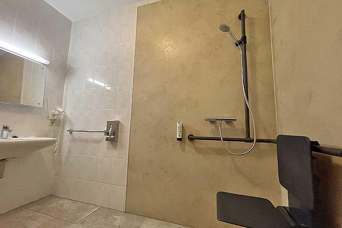 doppelzimmer-rollstuhlgerecht-barrierefrei-dusche_sia_20240710_8