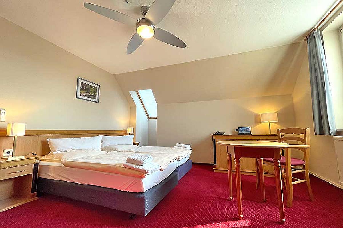 dreibettzimmer-doppelbett-deckenventilator_sia_20240710_42