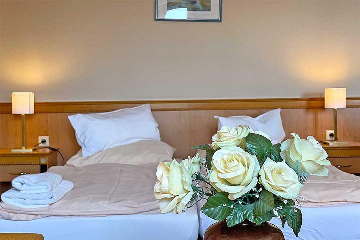 Spreewaldhotels Raddusch - juniorsuite-komfort-doppelbett-rosen