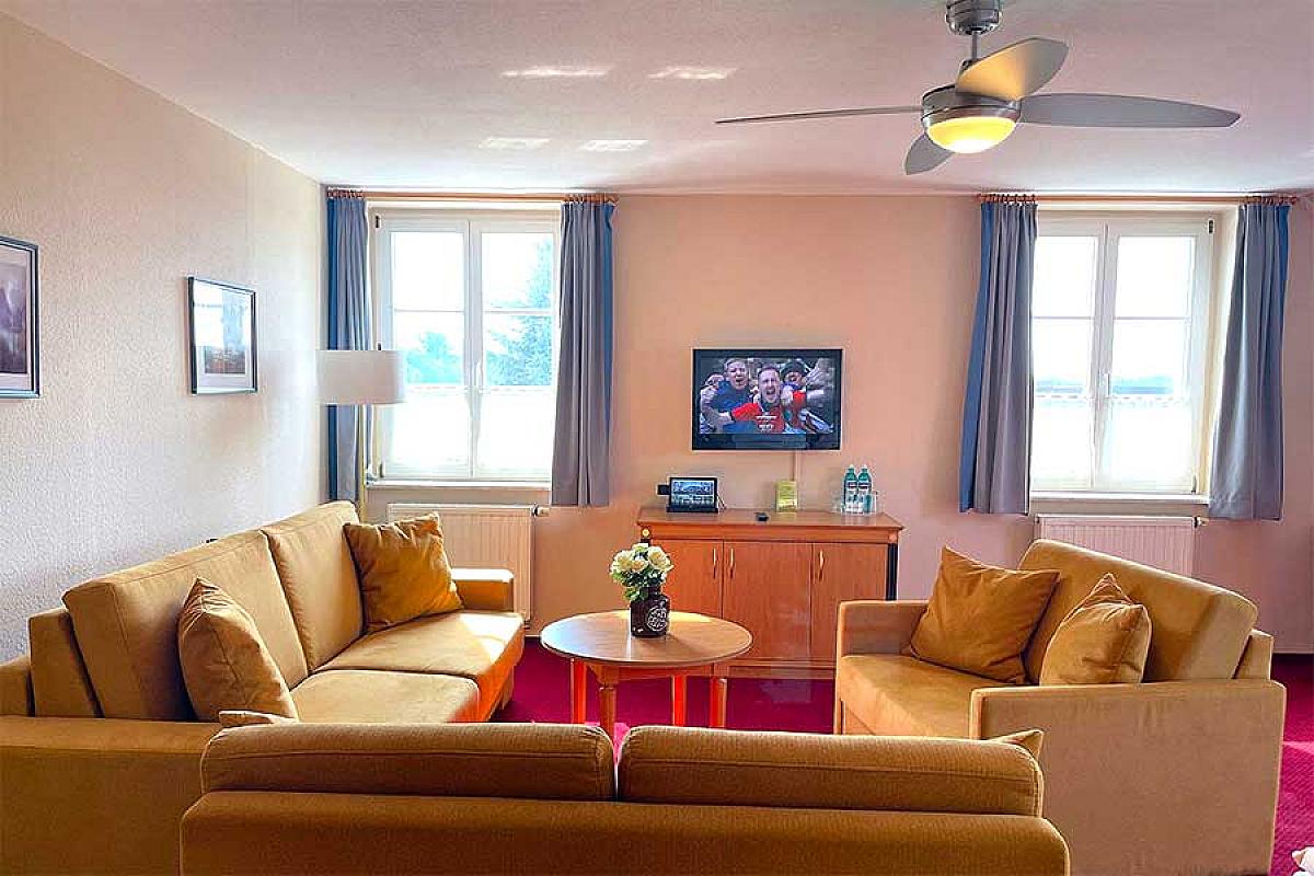 juniorsuite-komfort-wohnbereich-couch