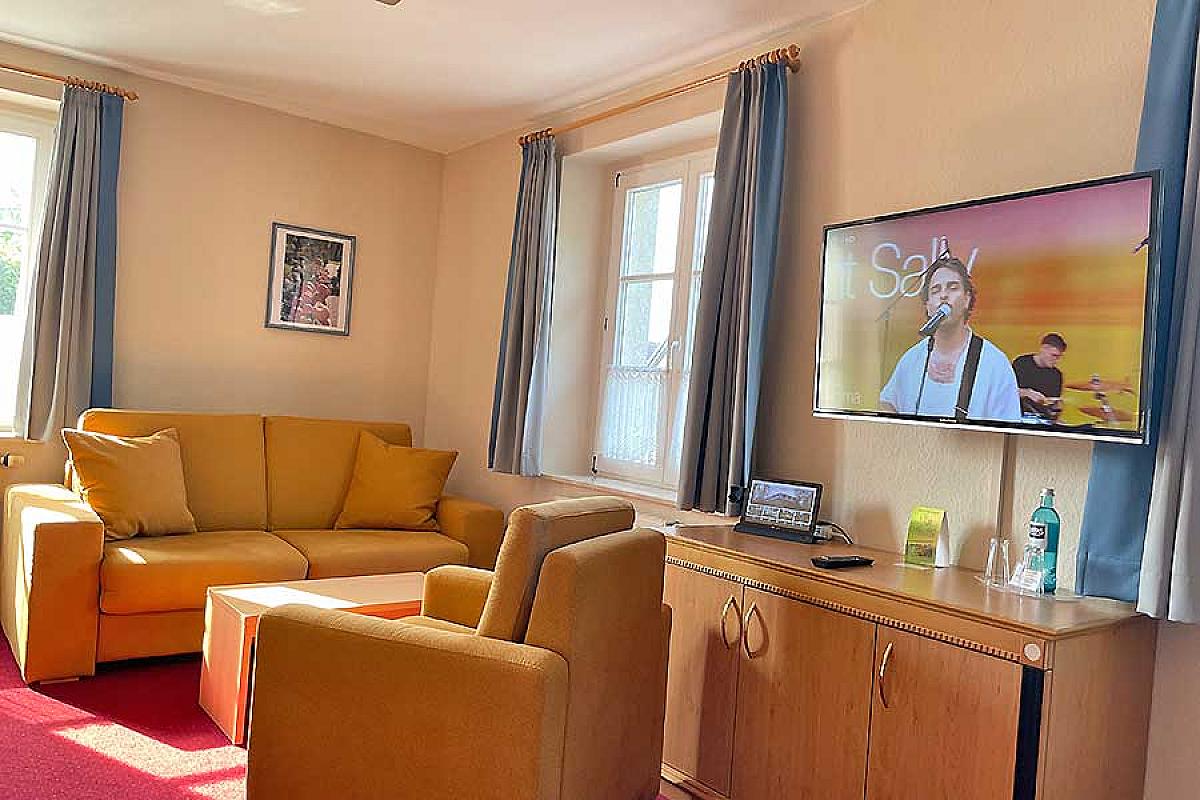 juniorsuite-standard-sitzbereich-tv_sia_20240710_76
