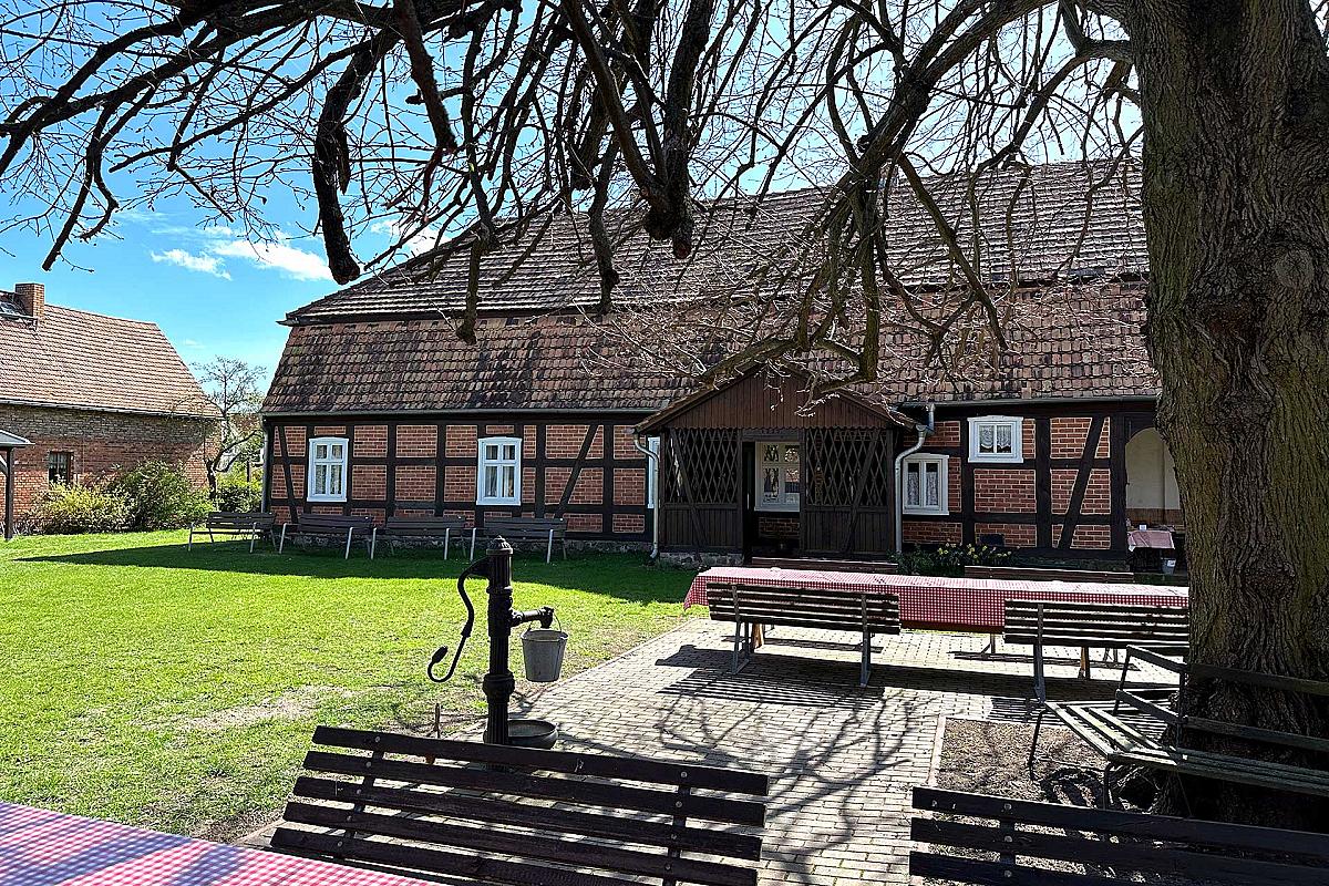 Touristinformation Schlepzig - bauernmuseum-schlepzig-sitzecke-schwengelpumpe_sia_20240406_2343