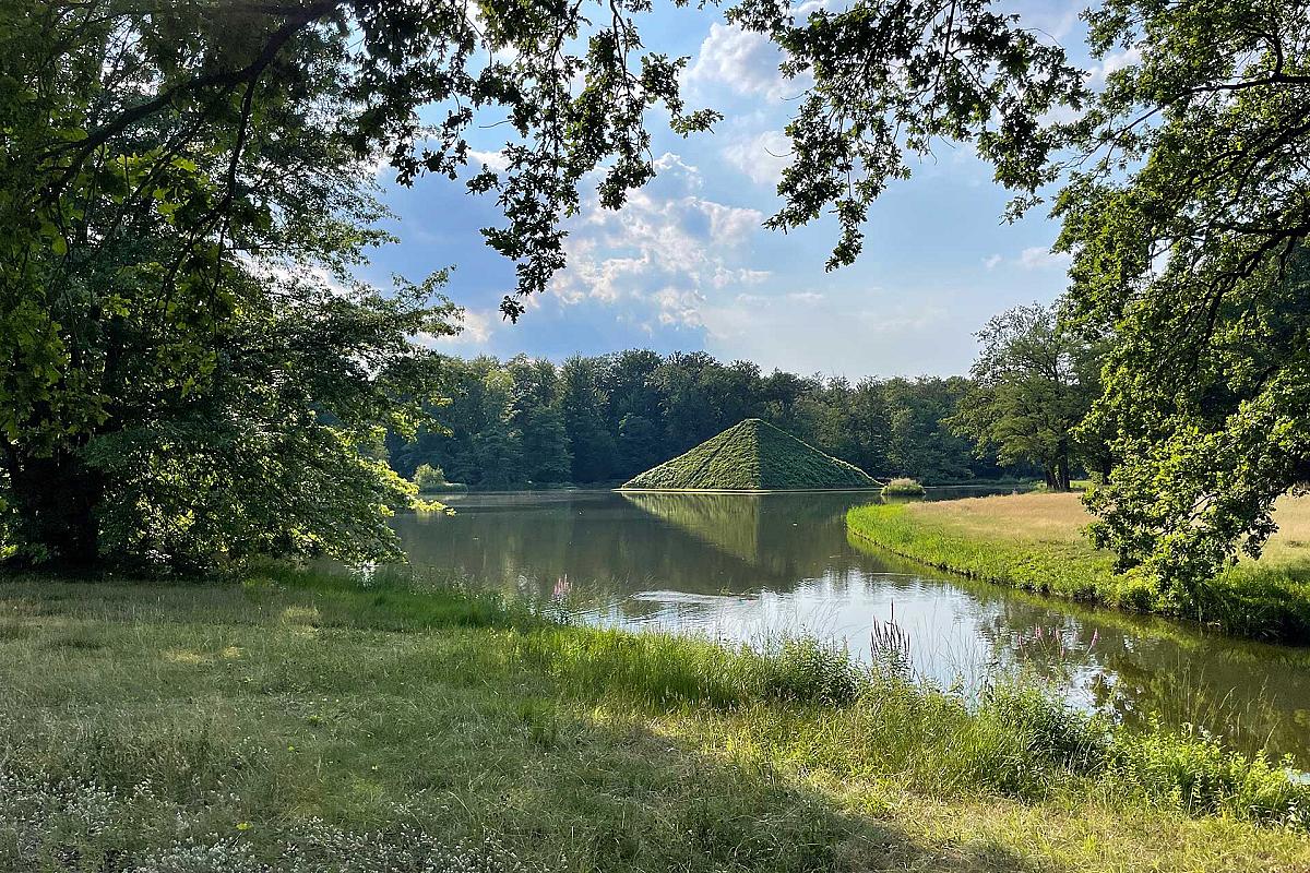 Stiftung Fürst-Pückler-Museum Park und Schloss Branitz - branitzer-park-pyramide-im-wasser_sia_20240721_13