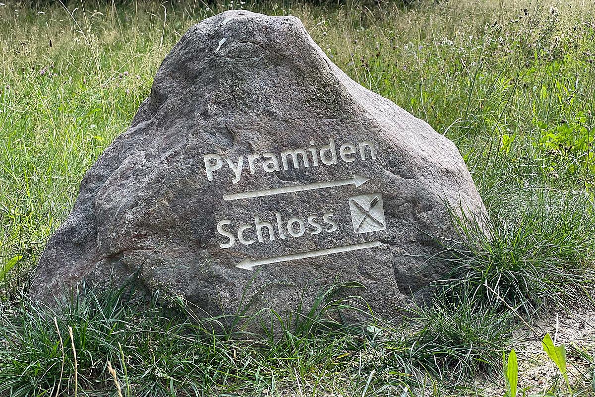 Stiftung Fürst-Pückler-Museum Park und Schloss Branitz - branitzer-park-wegweiser-feldsetin-findling_sia_20240721_16