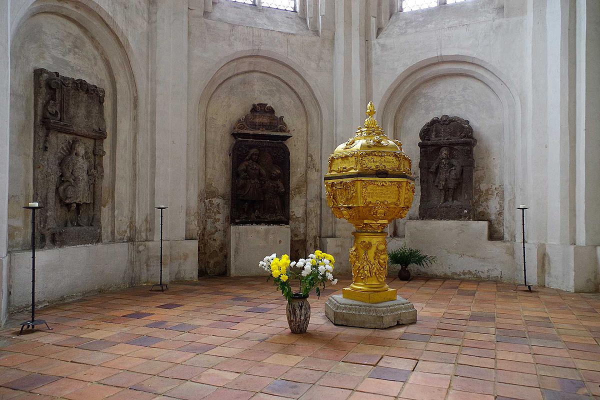Touristinformation Cottbus - oberkirche-cottbus-vergoldeter-taufstein-aus-sandstein_aod_20130509_0839