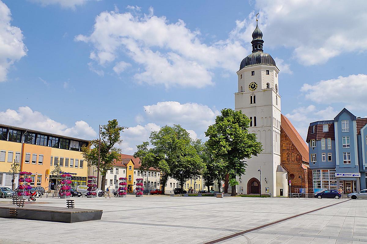 Touristinformation Lübben im Spreewald - paul-gerhardt-kirche-marktplatz-luebben-aod_20130709_1571