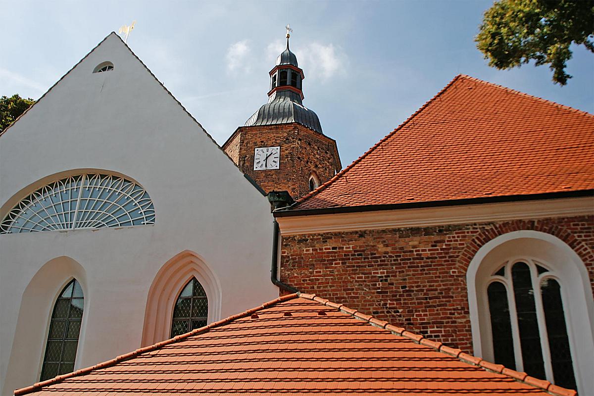 Touristinformation Vetschau im Spreewald - wendische-deutsche-doppelkirche-vetschau-doppelgiebel-aod_20120909_8180