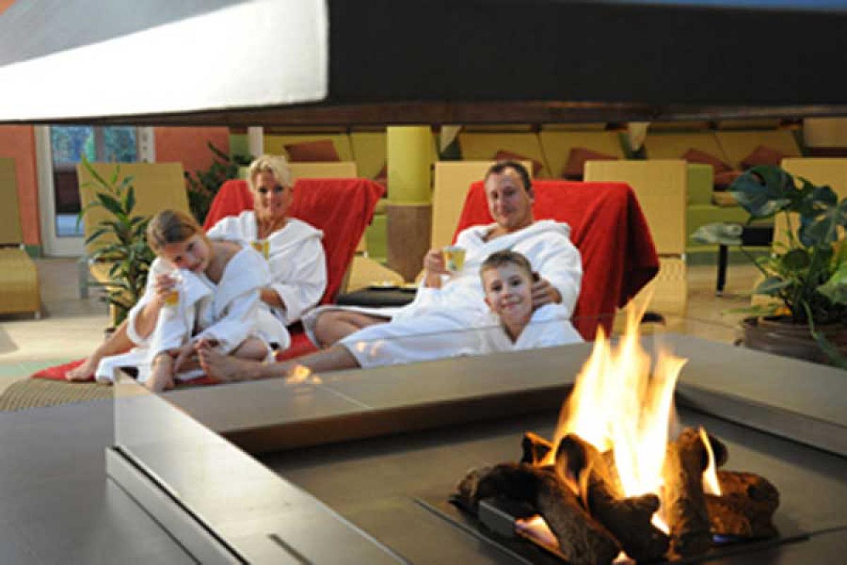 Spreewelten GmbH - familie-saunabereich-am-feuer