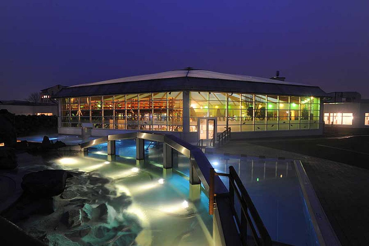 Spreewelten GmbH - spreewelten-bad-abend-beleuchtet