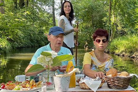 Frühstückskahnfahrt im kleinen Holzkahn in Burg (Spreewald)