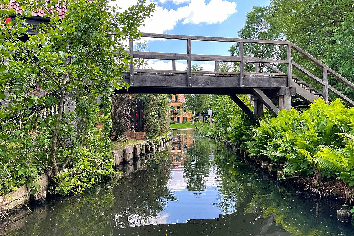 Foto: Spreewald-Info.de - Holzbrücke über dem Fließ