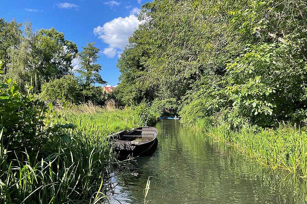 Foto: Spreewald-Info.de - Kahn liegt im Wasser