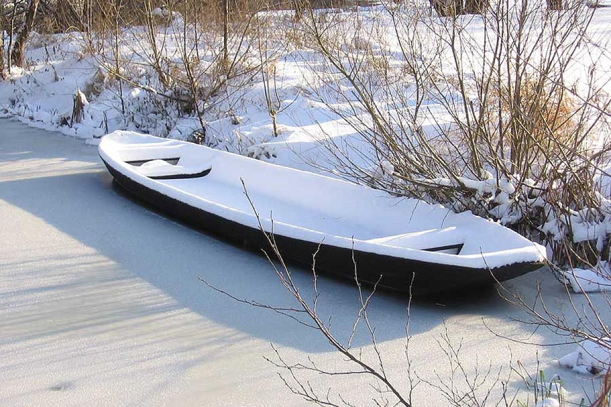 Foto: Spreewald-Info.de - Kahn im Winter mit Schnee bedeckt