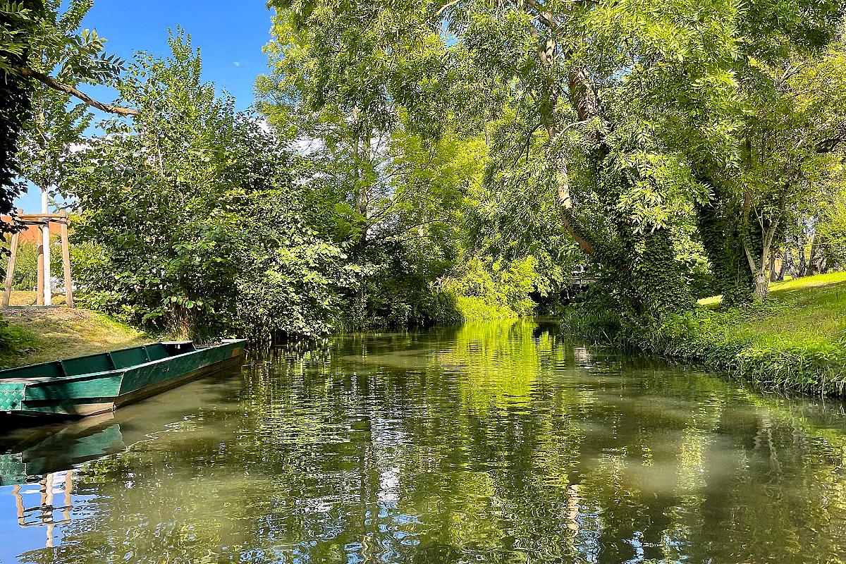 Jörg´s Kahnfahrten - joergs-kahnfahrt-kahn-am-ufer-wasserspiegelung_sia_20230810_84