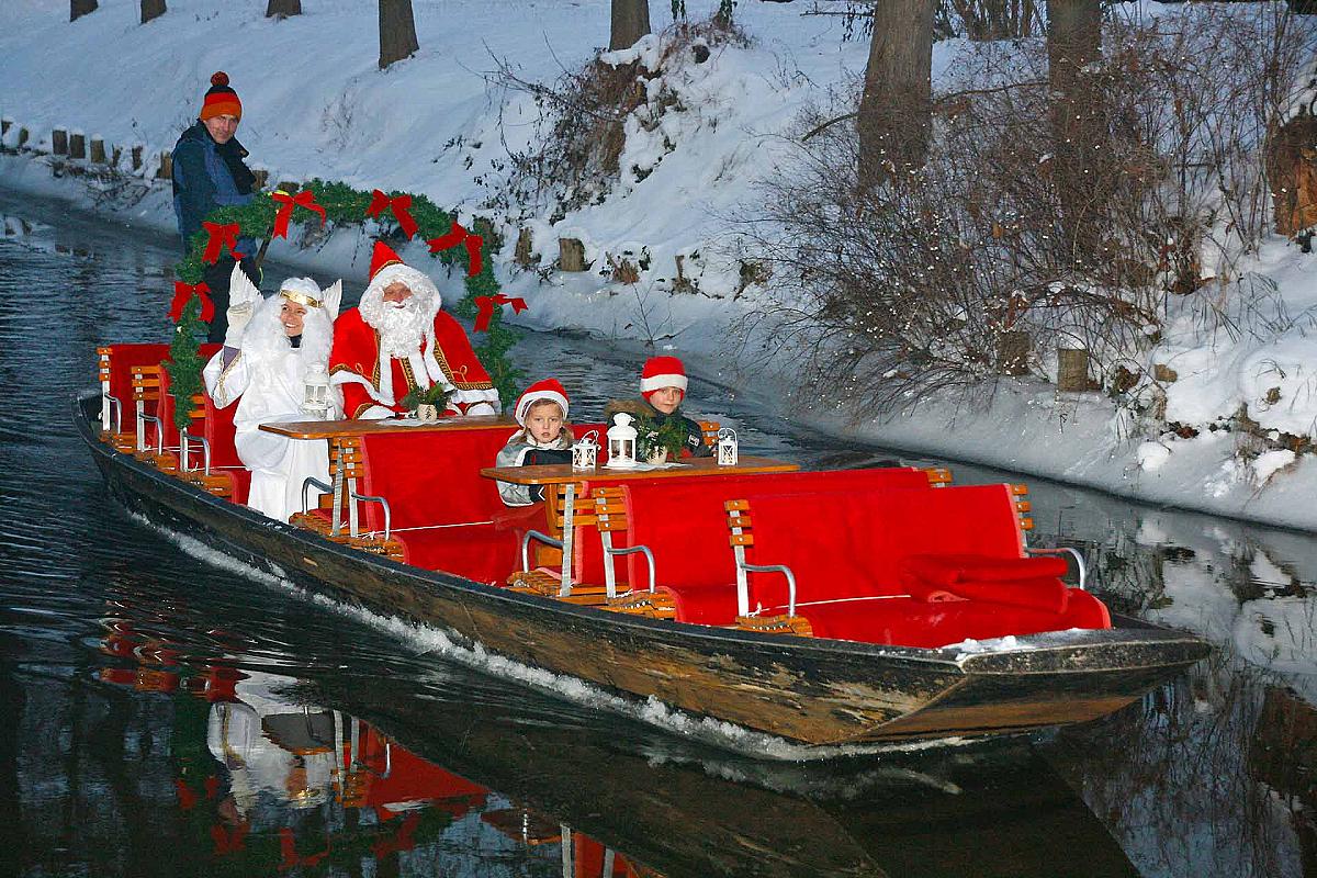 Foto: Spreewald-Info.de: Weihnachtsmann fährt im Kahn am Spreehafen Burg - Hotel am Spreebogen - Ansicht