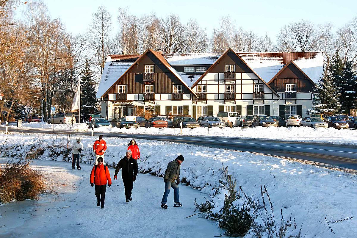 Foto: Spreewald-Info.de: Hotel am Spreebogen - Winter und vereistes Fließ. 