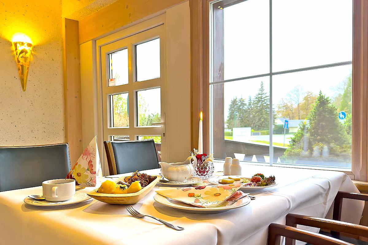 Foto: Spreewald-Info.de - Schlachteplatte auf einem Tisch im Restaurant serviert im Hotel am Spreebogen