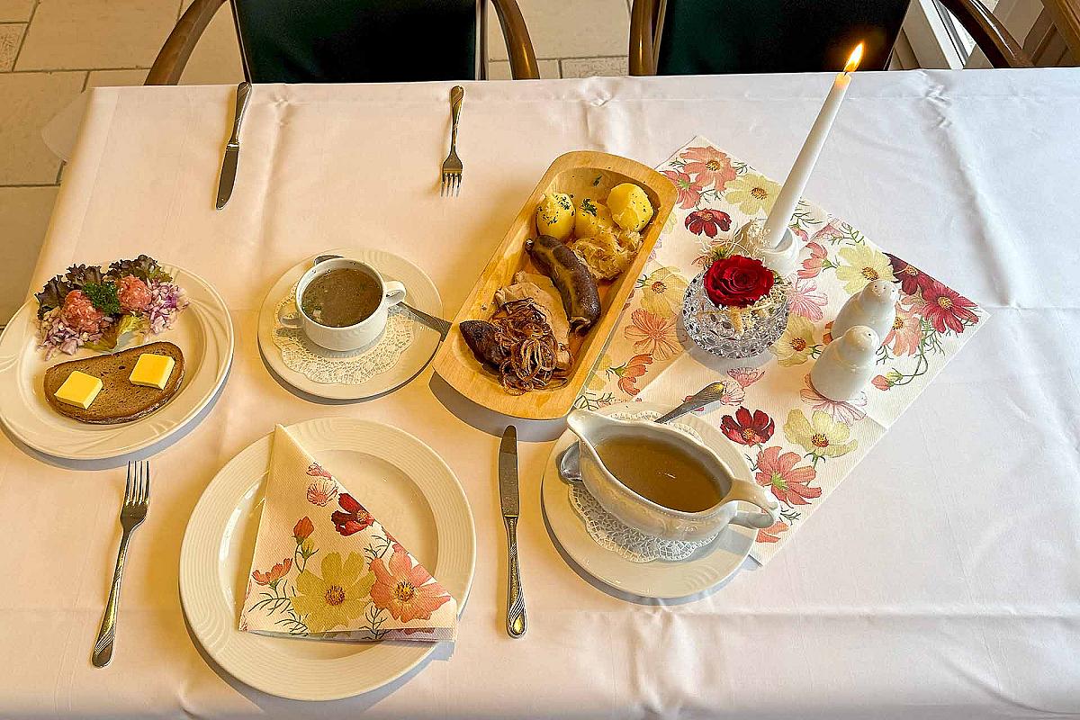 Foto: Spreewald-Info.de - Schlachteplatte bestehend aus Wurstbrühe, Wellfleisch, Grützwurst, gebratene Leber, Sauerkraut, Kartoffen im Hotel am Spreebogen
