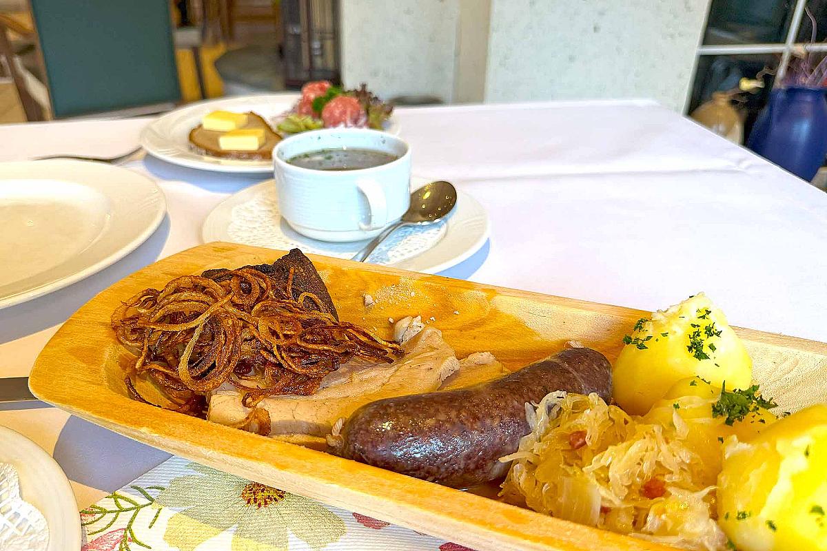 Foto: Spreewald-Info.de - Schlachteplatte dekoriert im Hotel am Spreebogen