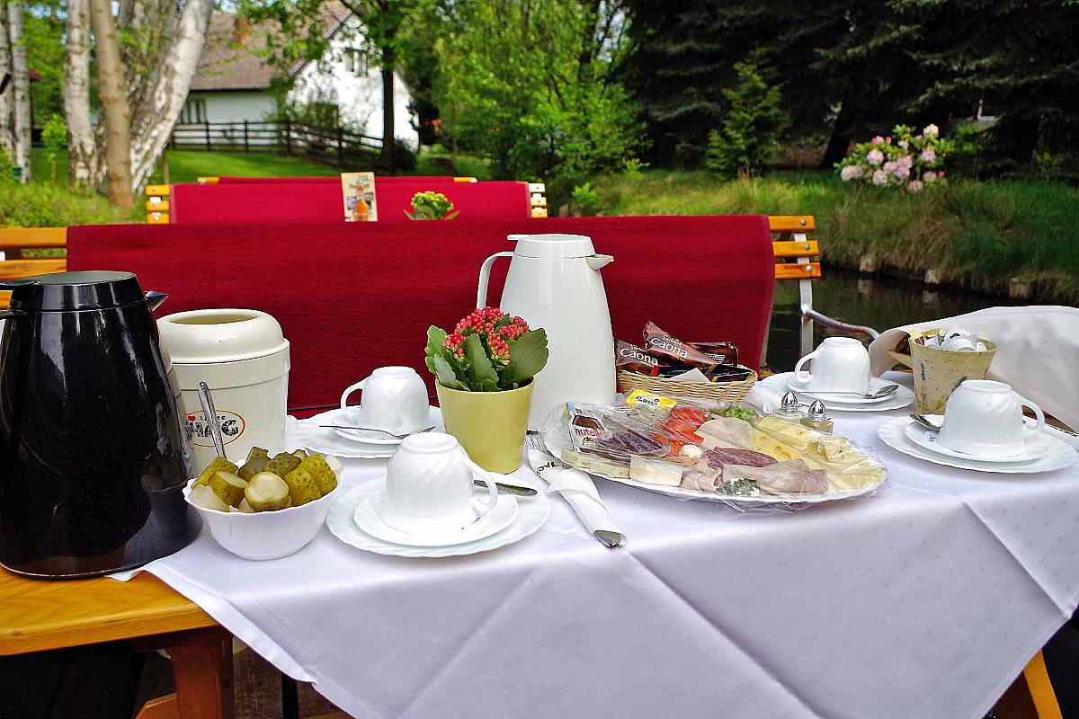Foto: Spreewald Info - gedeckter Tisch mit Frühstück auf dem Kahn