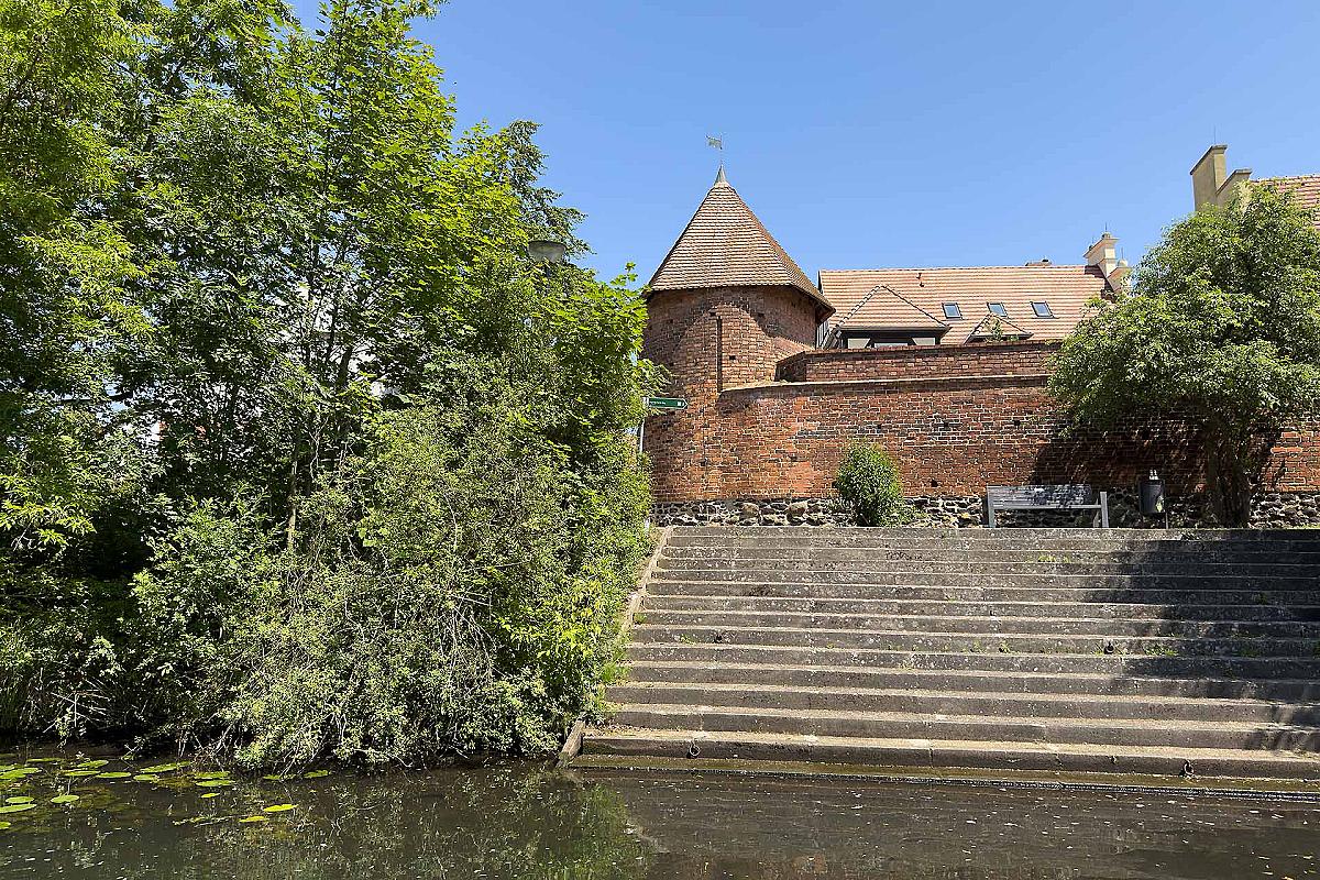 Foto: Spreewald-Info.de - Stadtmauer mit Treppe an das Wasser in Lübben