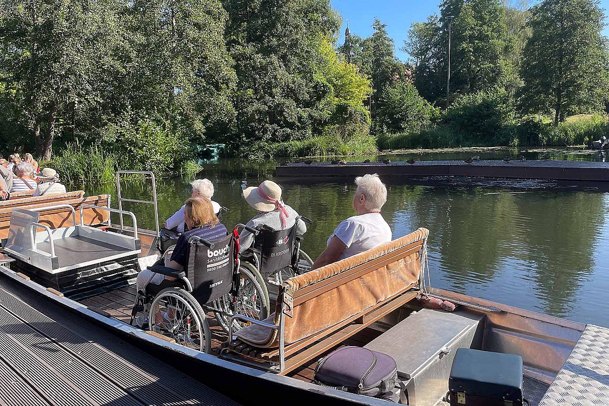 Foto: Spreewald-Info.de - Betreuer und Rollstuhlfahrer auf dem Behindertengerechten Kahn