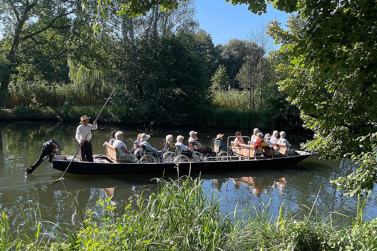 Foto: Spreewald-Info.de - Kahnfahrt im Behindertengerechten Kahn in Lübben