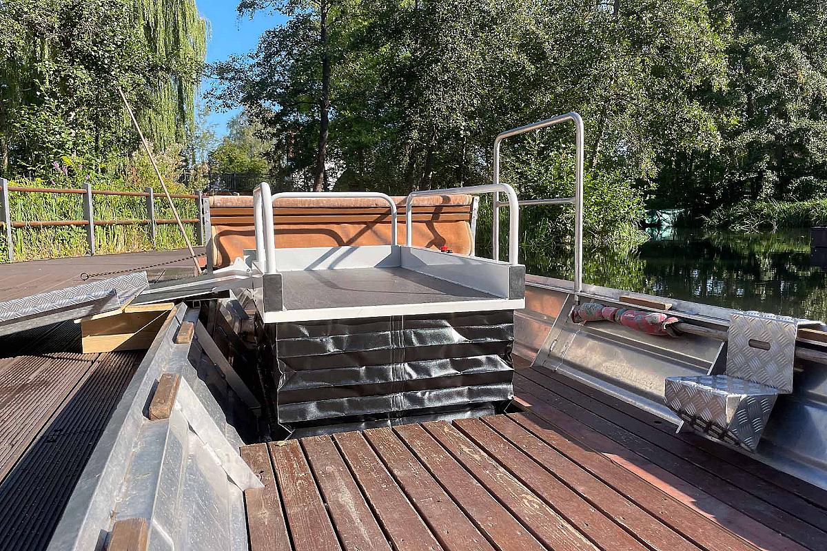 Foto: Spreewald-Info.de - Hebebühne im Rollstuhlkahn