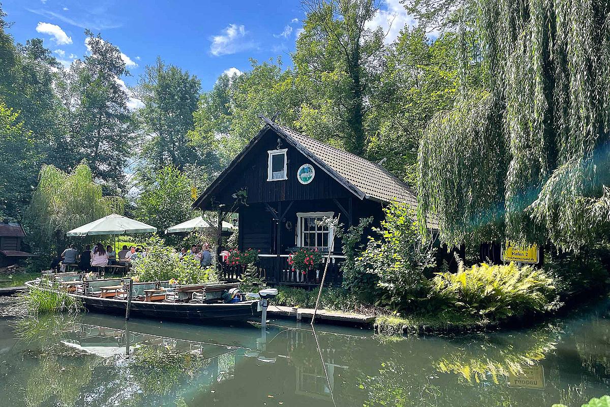 Foto: Spreewald-Info.de - Kahn am Ufer befestigt