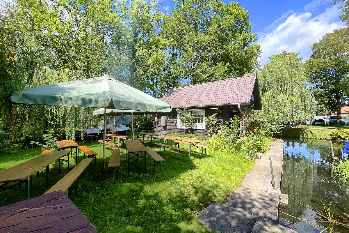 Foto: Spreewald-Info.de - Grillplatz mit Tischen und Bänken