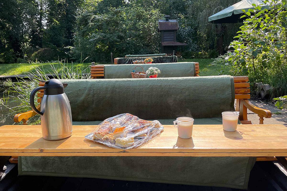 Foto: Spreewald-Info.de - Blechkuchen und Kaffee für die Kahnfahrt