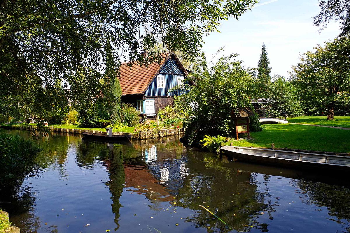 Foto: Spreewald-Info.de - Spreewaldhaus am Wasser in Lehde