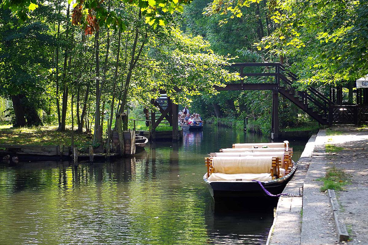 Foto: Spreewald-Info.de - Kahnfahrt in Lehde unter einer Holzbrücke