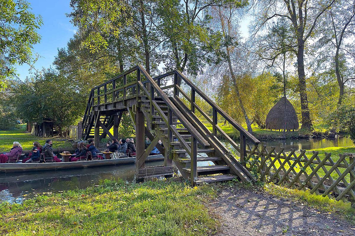 Foto: Spreewald-Info.de - Holzbrücke und Heuschober in Lehde
